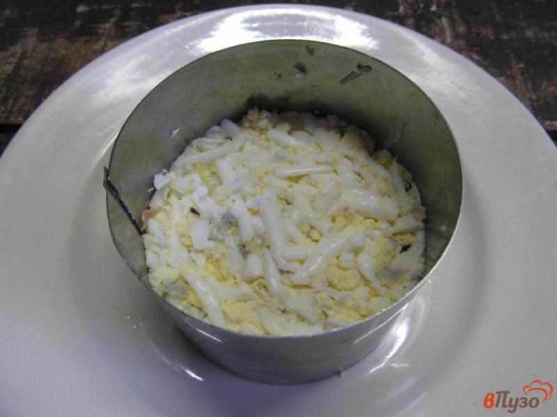 Фото приготовление рецепта: Слоеный салат из курицы с киви шаг №4