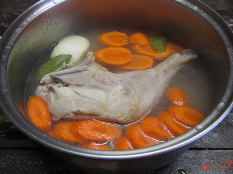 Фото приготовление рецепта: Сырный суп с грибами и манной крупой шаг №1