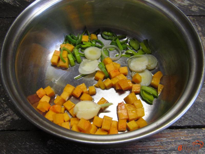 Фото приготовление рецепта: Сырный суп с грибами и манной крупой шаг №2