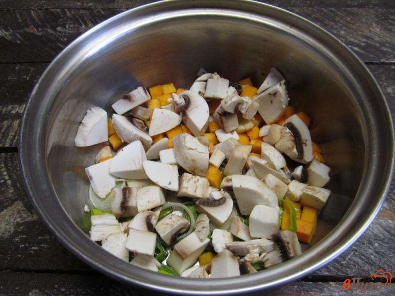 Фото приготовление рецепта: Сырный суп с грибами и манной крупой шаг №3