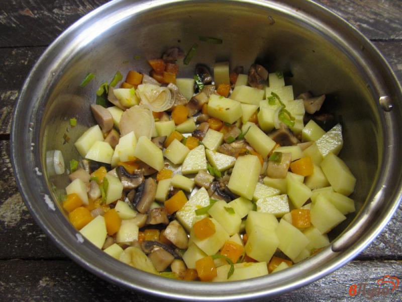 Фото приготовление рецепта: Сырный суп с грибами и манной крупой шаг №4