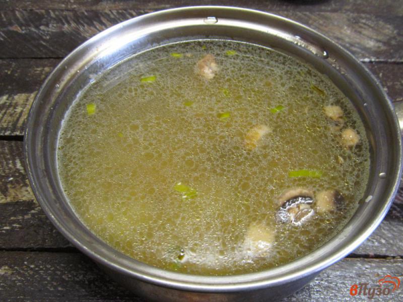 Фото приготовление рецепта: Сырный суп с грибами и манной крупой шаг №5
