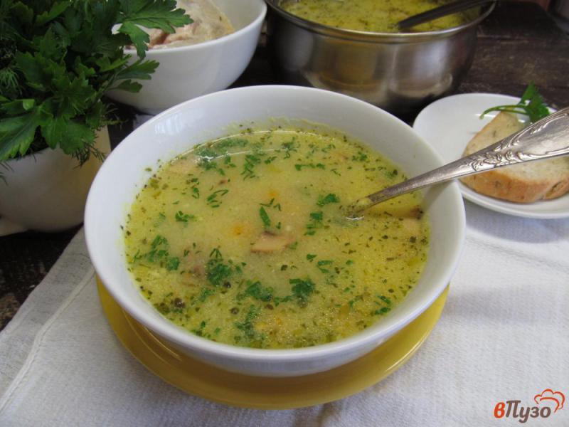Фото приготовление рецепта: Сырный суп с грибами и манной крупой шаг №8