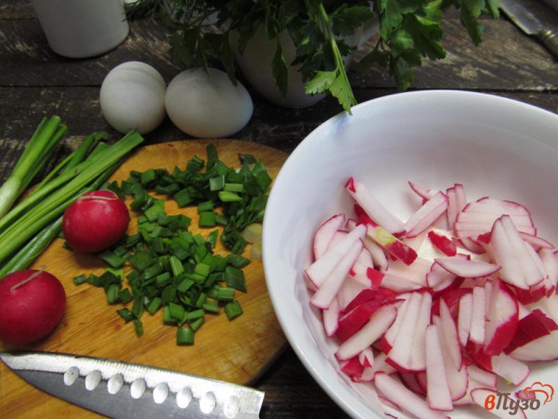 Фото приготовление рецепта: Салат из редиски с яйцом в сметанном соусе шаг №2