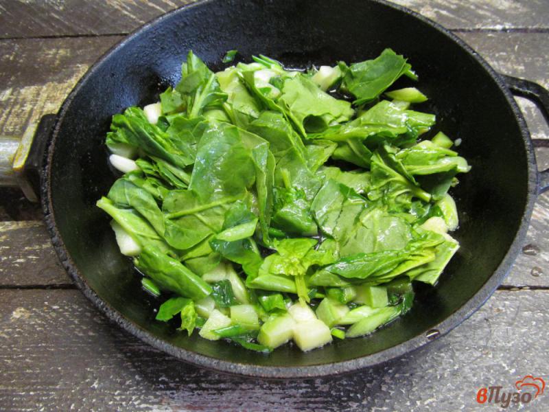 Фото приготовление рецепта: Омлет со шпинатом и кабачком шаг №3