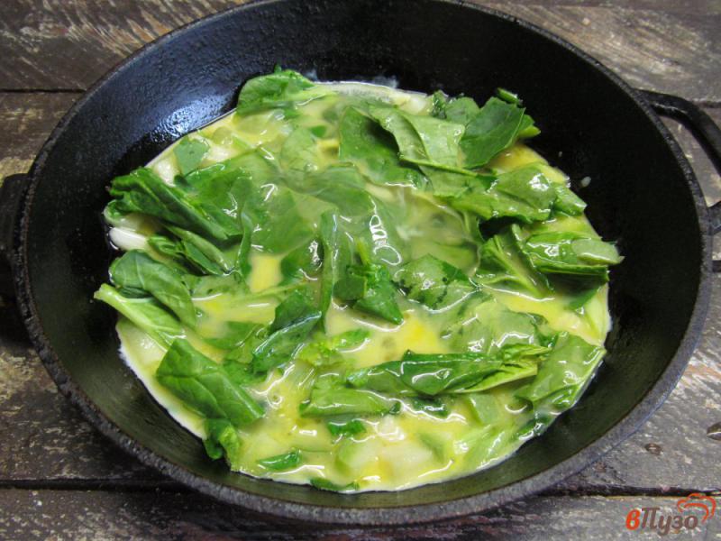 Фото приготовление рецепта: Омлет со шпинатом и кабачком шаг №5