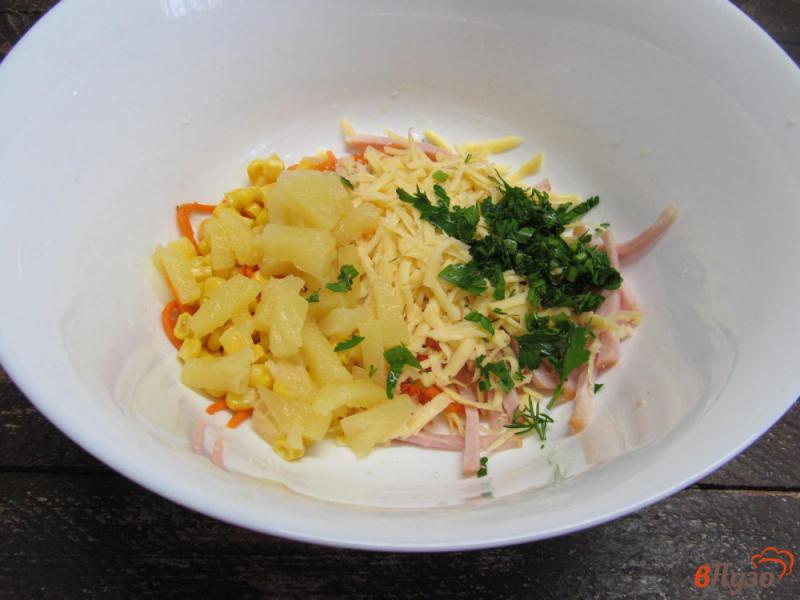 Фото приготовление рецепта: Салат с ветчиной и ананасом шаг №3