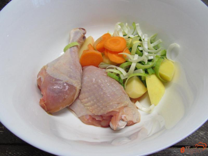 Фото приготовление рецепта: Запеченная курица с овощами и грибами шаг №2