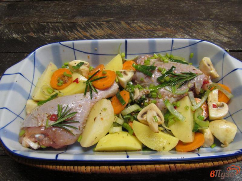 Фото приготовление рецепта: Запеченная курица с овощами и грибами шаг №4