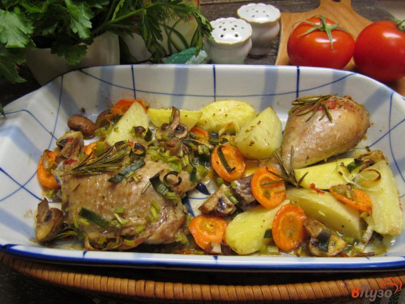 Фото приготовление рецепта: Запеченная курица с овощами и грибами шаг №5