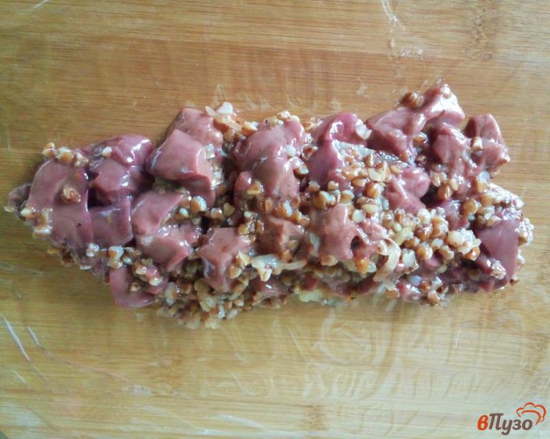 Фото приготовление рецепта: Колбаса из куриной печени и гречки шаг №5