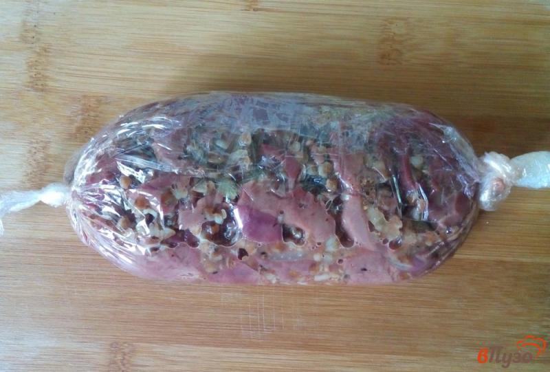Фото приготовление рецепта: Колбаса из куриной печени и гречки шаг №6
