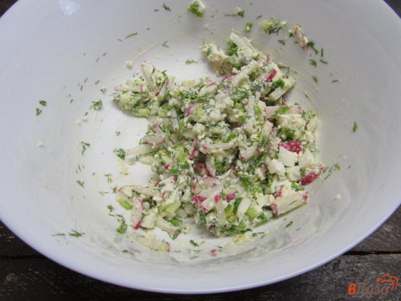 Фото приготовление рецепта: Салат из редиса с творогом шаг №4