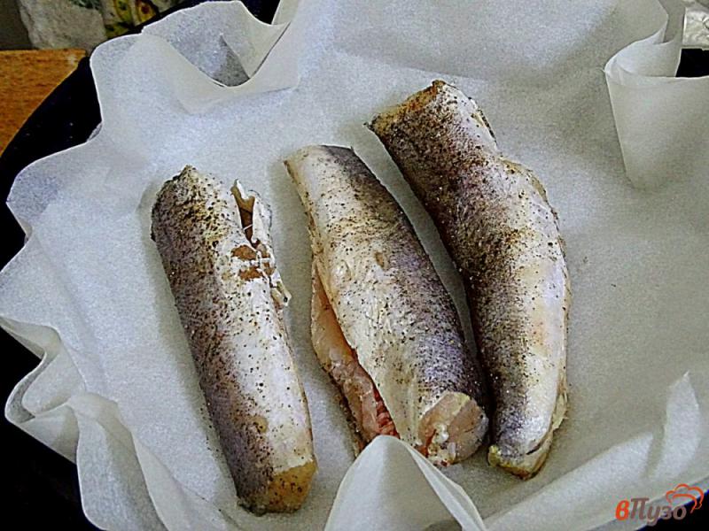 Фото приготовление рецепта: Рыба жареная на пергаменте шаг №3