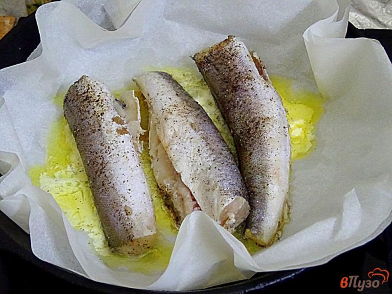 Фото приготовление рецепта: Рыба жареная на пергаменте шаг №5
