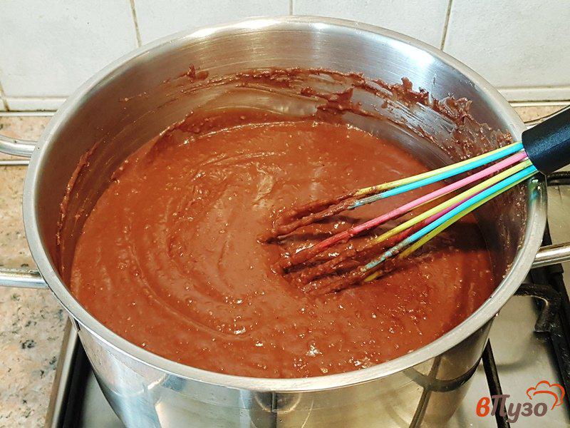 Фото приготовление рецепта: Шоколадно-ореховый пудинг шаг №8