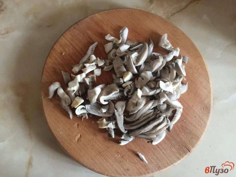 Фото приготовление рецепта: Салат из рукколы, грибов и вяленого мяса шаг №1