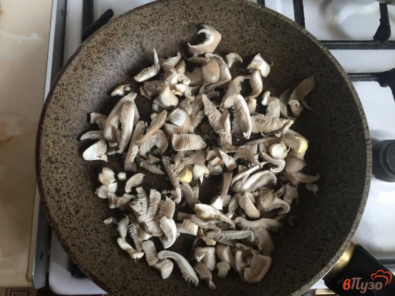 Фото приготовление рецепта: Салат из рукколы, грибов и вяленого мяса шаг №2