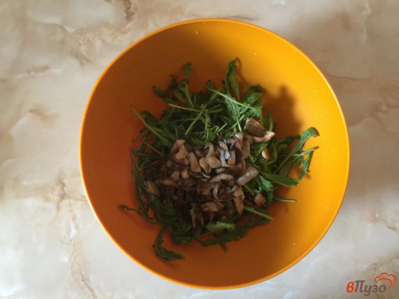 Фото приготовление рецепта: Салат из рукколы, грибов и вяленого мяса шаг №5