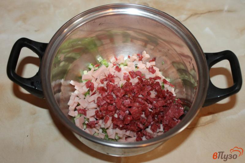 Фото приготовление рецепта: Окрошка на сметане с вареной и копченой колбасой шаг №2