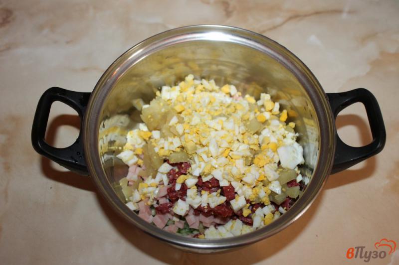Фото приготовление рецепта: Окрошка на сметане с вареной и копченой колбасой шаг №3