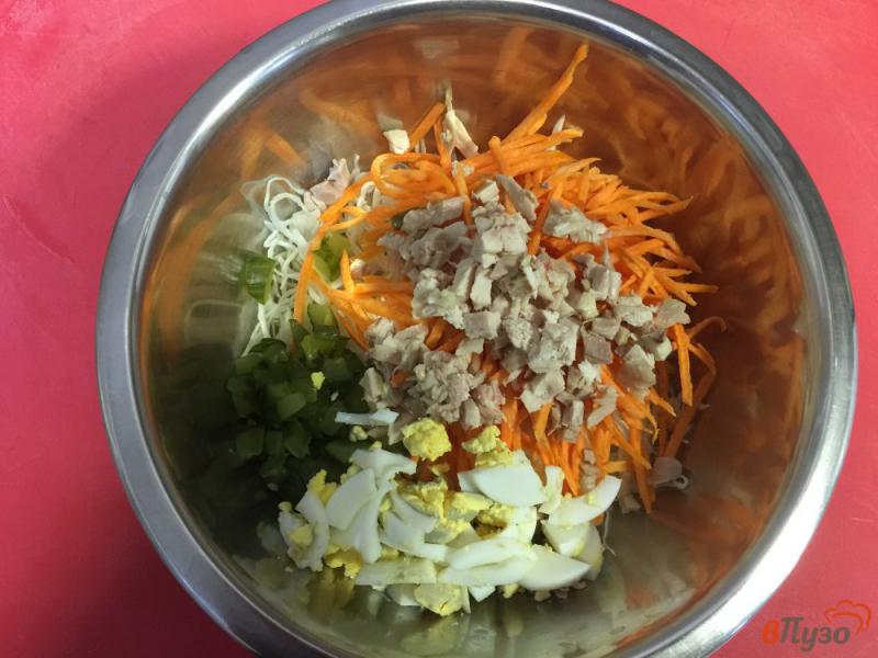 Фото приготовление рецепта: Салат из капусты с курицей и яйцом шаг №3