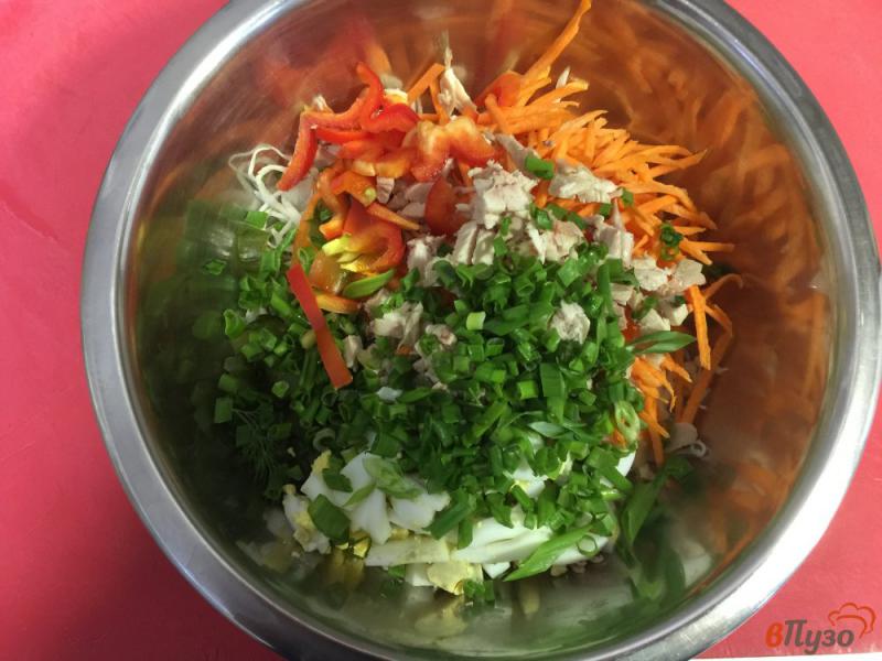 Фото приготовление рецепта: Салат из капусты с курицей и яйцом шаг №4