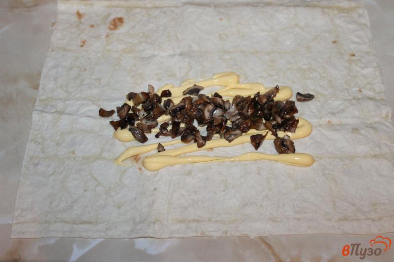 Фото приготовление рецепта: Лаваш с копченой курицей и грибами шаг №3