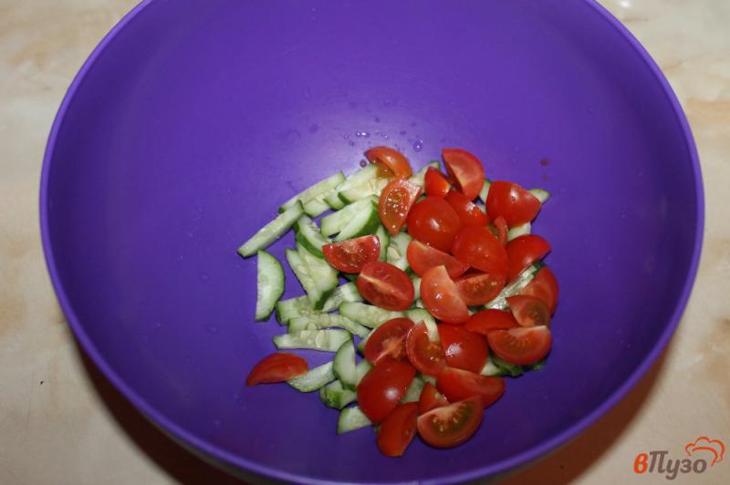 Фото приготовление рецепта: Салат из помидоров черри с фетой и луком шаг №2