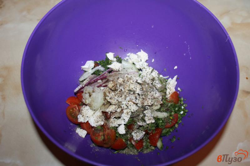 Фото приготовление рецепта: Салат из помидоров черри с фетой и луком шаг №5
