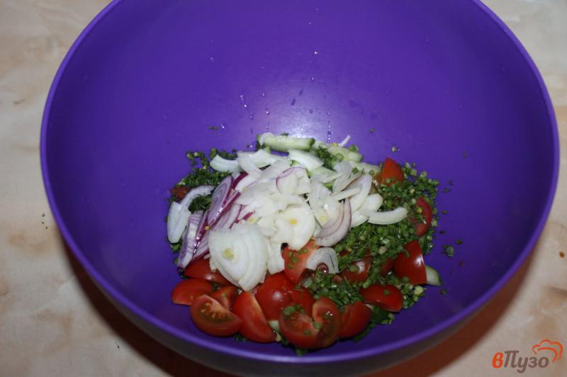 Фото приготовление рецепта: Салат из помидоров черри с фетой и луком шаг №3
