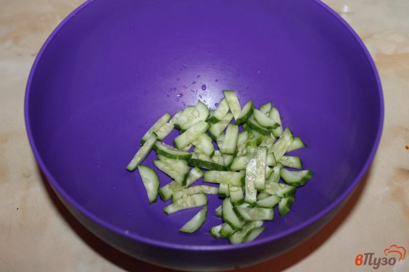 Фото приготовление рецепта: Салат из помидоров черри с фетой и луком шаг №1