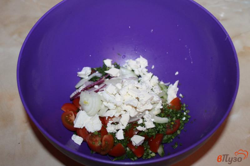 Фото приготовление рецепта: Салат из помидоров черри с фетой и луком шаг №4