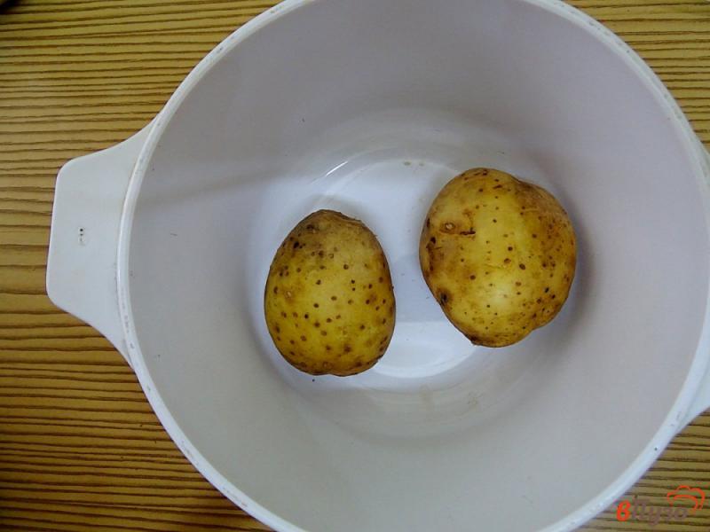 Фото приготовление рецепта: Картофель запеченный в микроволновке шаг №2