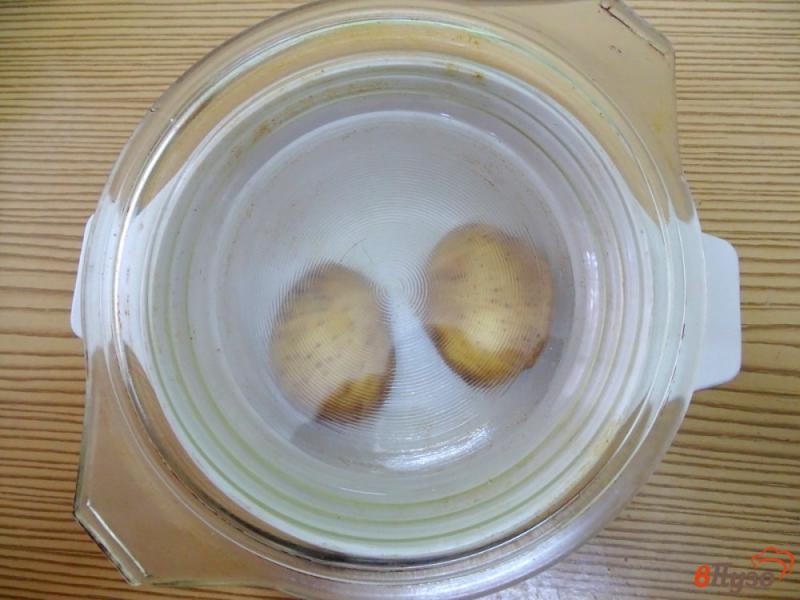 Фото приготовление рецепта: Картофель запеченный в микроволновке шаг №3