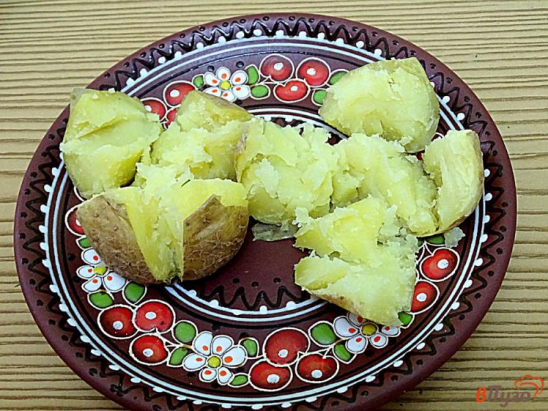 Фото приготовление рецепта: Картофель запеченный в микроволновке шаг №6