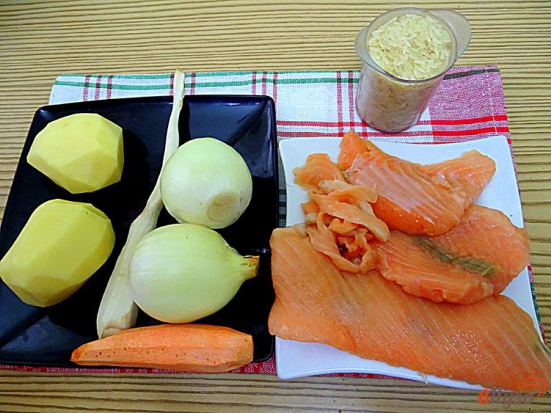 Фото приготовление рецепта: Суп с лососем и рисом шаг №1