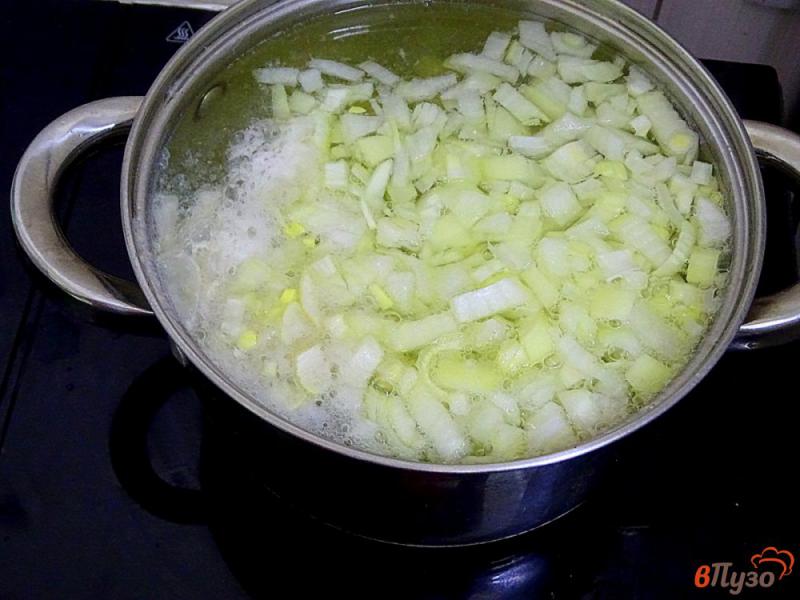 Фото приготовление рецепта: Суп с лососем и рисом шаг №4