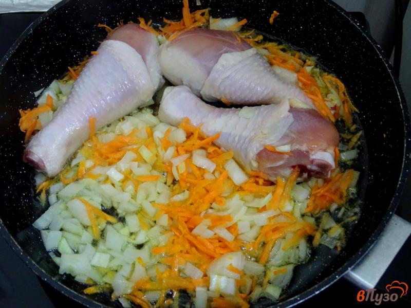 Фото приготовление рецепта: Куриные голени с рисом и капустой шаг №3