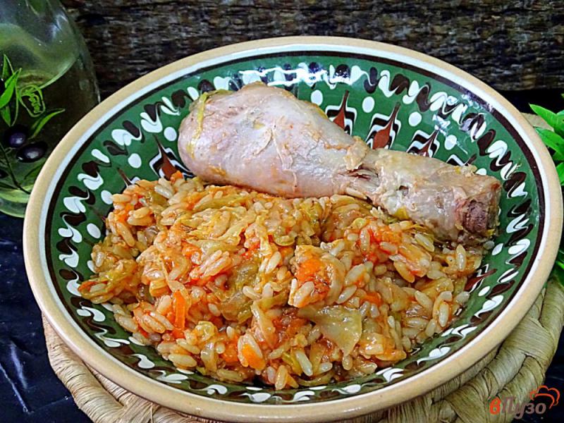 Фото приготовление рецепта: Куриные голени с рисом и капустой шаг №6