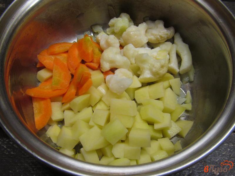 Фото приготовление рецепта: Суп из форели с цветной капустой и сливками шаг №3