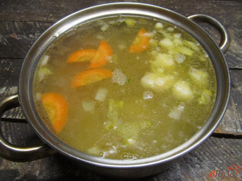 Фото приготовление рецепта: Суп из форели с цветной капустой и сливками шаг №4