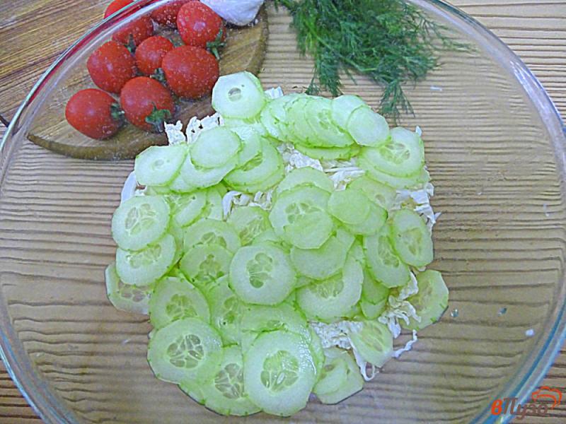 Фото приготовление рецепта: Салат из пекинской капусты, грибов и овощей шаг №3