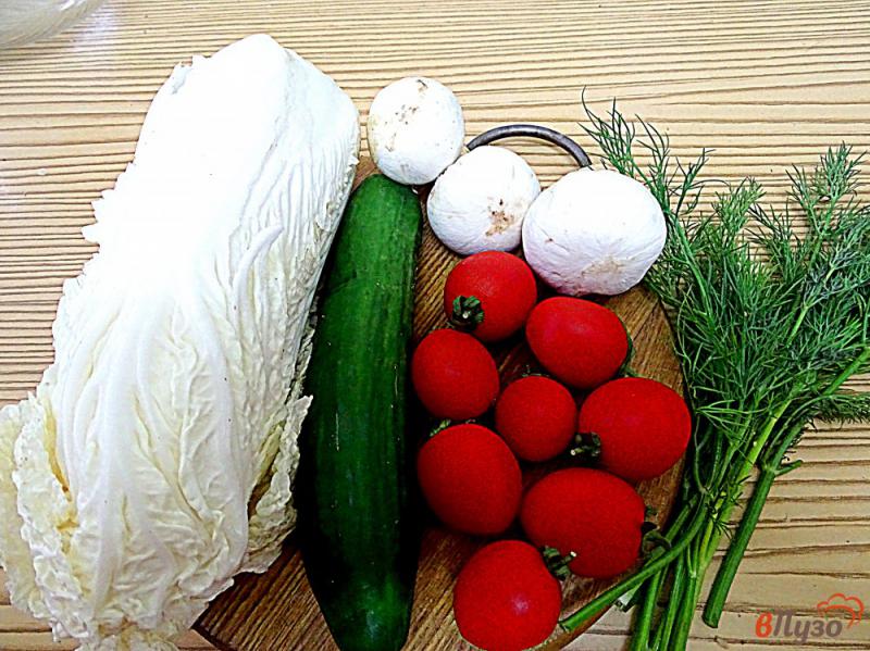 Фото приготовление рецепта: Салат из пекинской капусты, грибов и овощей шаг №1