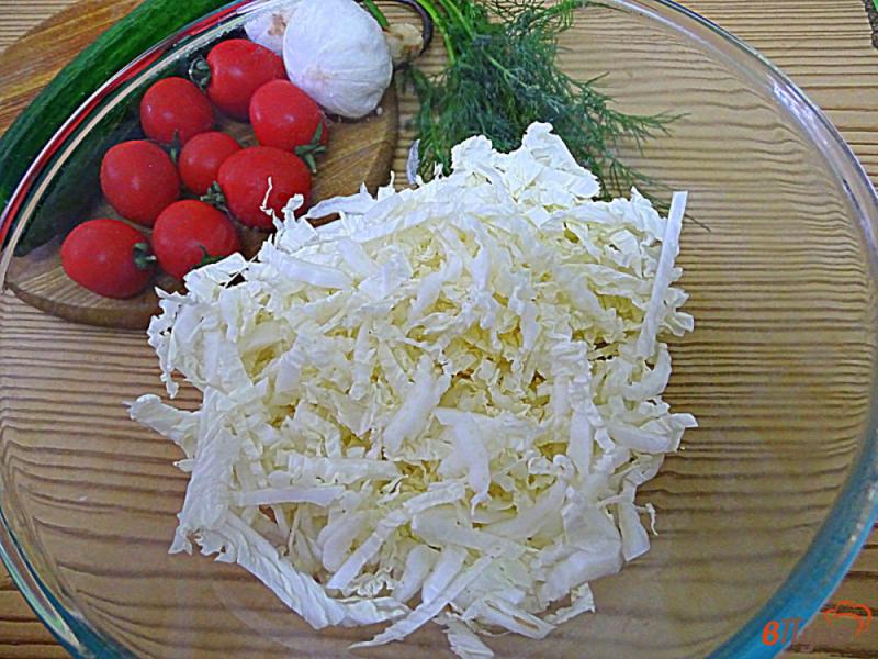 Фото приготовление рецепта: Салат из пекинской капусты, грибов и овощей шаг №2