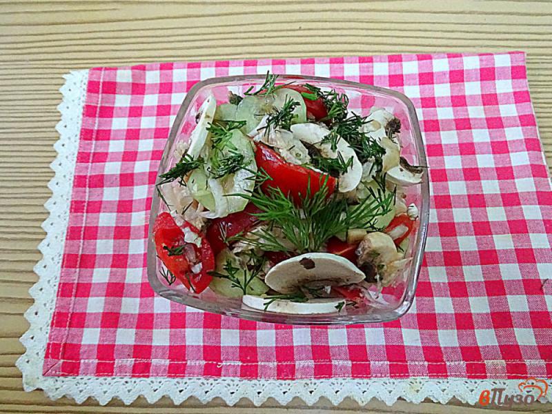 Фото приготовление рецепта: Салат из пекинской капусты, грибов и овощей шаг №6