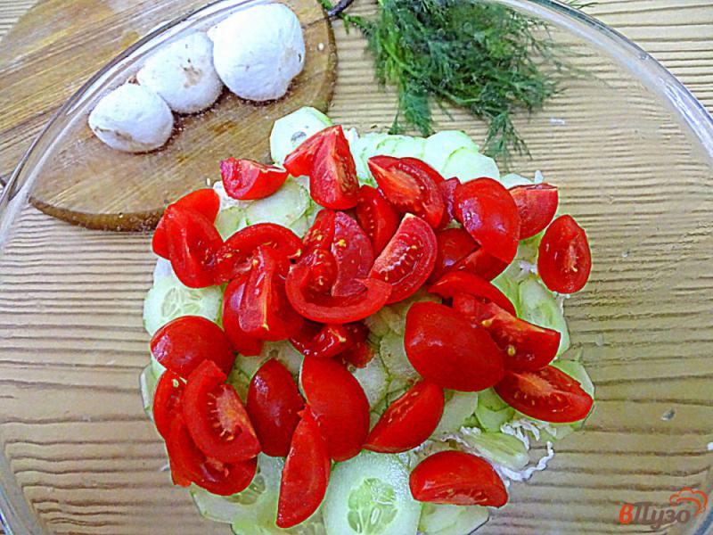 Фото приготовление рецепта: Салат из пекинской капусты, грибов и овощей шаг №4