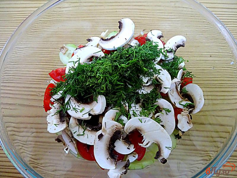 Фото приготовление рецепта: Салат из пекинской капусты, грибов и овощей шаг №5