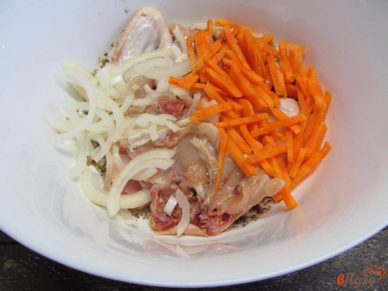 Фото приготовление рецепта: Запеченные курица с овощами и грибами шаг №3