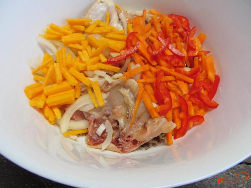 Фото приготовление рецепта: Запеченные курица с овощами и грибами шаг №4